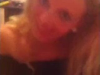 ’уда€ блондинка делает минет