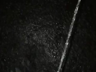 KEIN BENEHMEN! Junge geht spazieren und pisst dabei alles voll